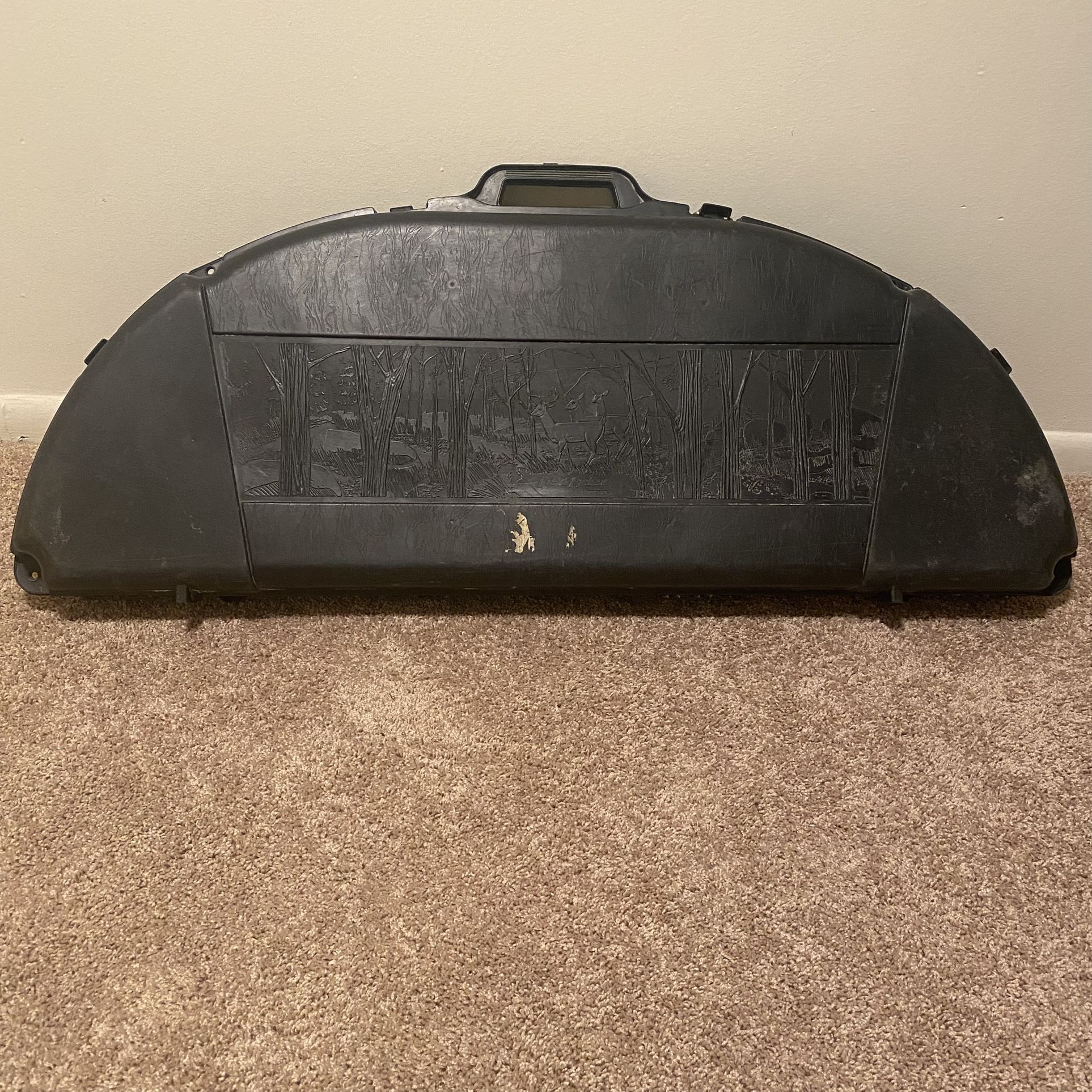 HOYT Black Hard Shell Hunting Archery Bow Case Good pre-owned condition. The foam on the inside is missing on the one side and one of the outer met