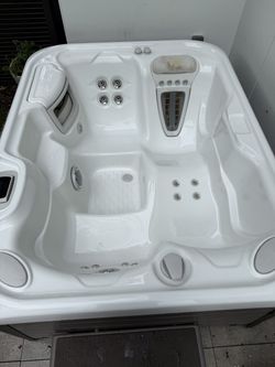 2025 Hot Spring Spas Jetsetter Hot Tub Near New Low Usage - Atlanta, GA