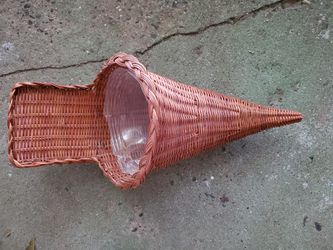 Wicker Cornucopia

Horn Basket, Very Good Condition!