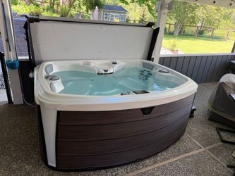 2021 Marquis Spirit Hot Tub – Like New, 32 Jets, Includes Cover – Fall City, WA