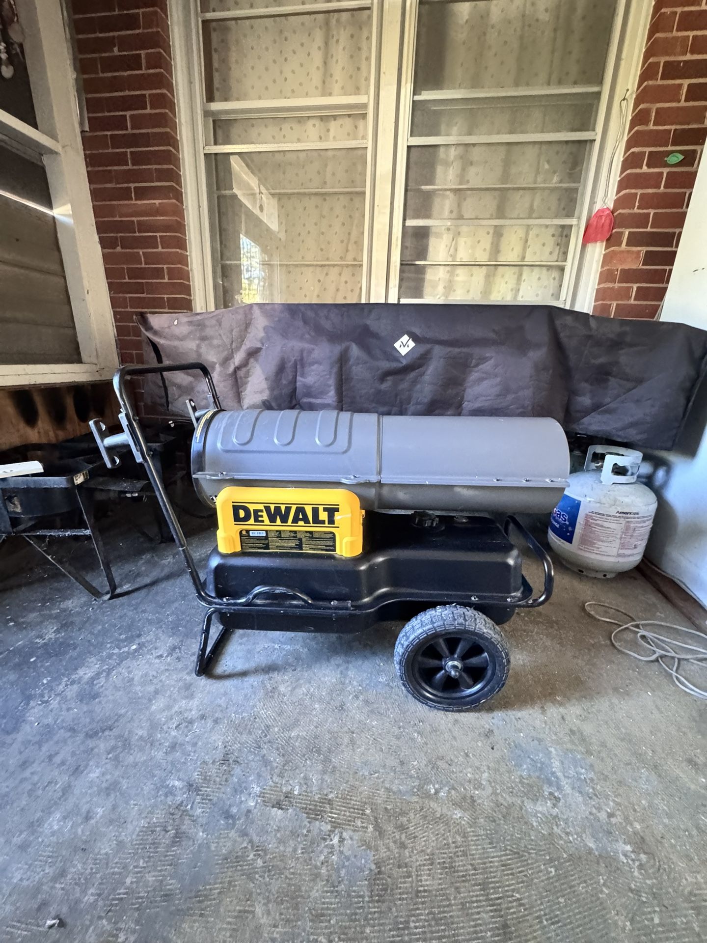 DEWALT 140000 -BTU Forced Air Kerosene Multi-fuel Construction Heater