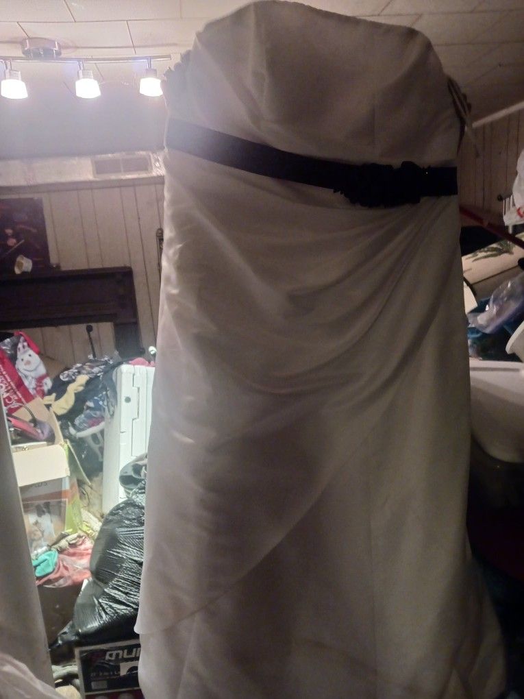 STRAPLESS WEDDING DRESS