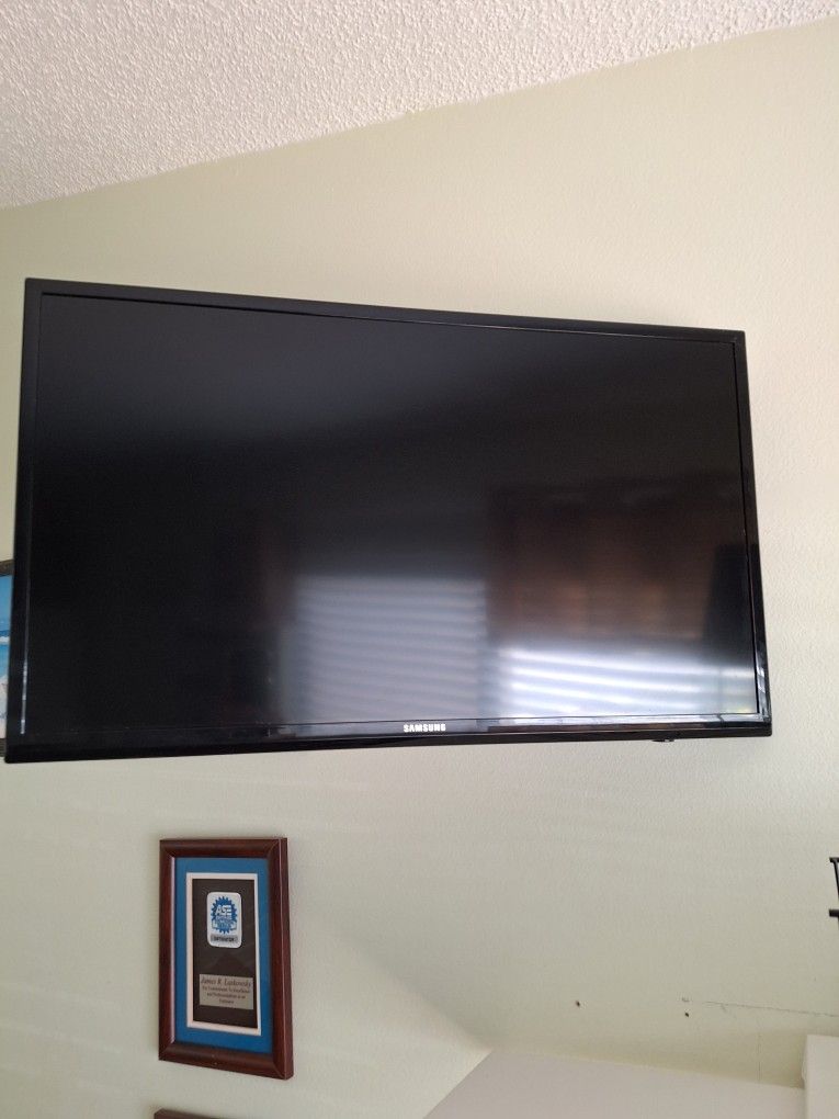 Samsung TV With Wall Bracket 29x17