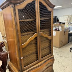 Thomasville French Provincial hutch or china cabinet W/wire mesh doors - 37” x 21” x 77” - Excellent Condition