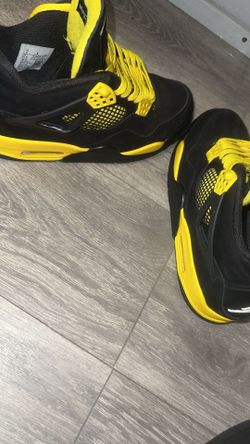 Jordan 4 Retro Thunder (2023)