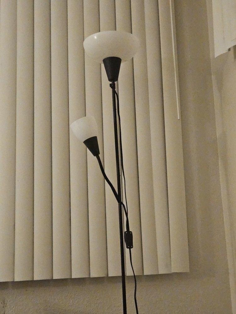 2 Ikea Light Stands Black With Light Bulbs 💡