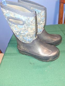 Bogs  Snow Boots Youth Size 5