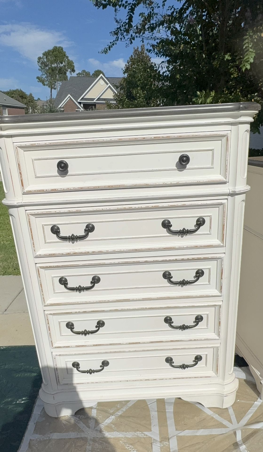 Realyn 5-Drawer Chest of Drawers – Beautiful & Sturdy Selling a gorgeous Realyn 5-Drawer Chest of Drawers in excellent condition. ✨ Distressed white f