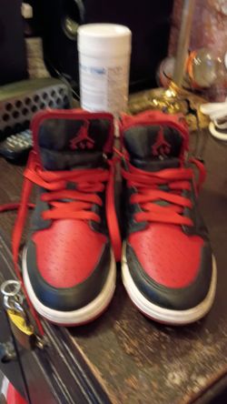 Size 5 Y- Jordan 1 Mid Banned