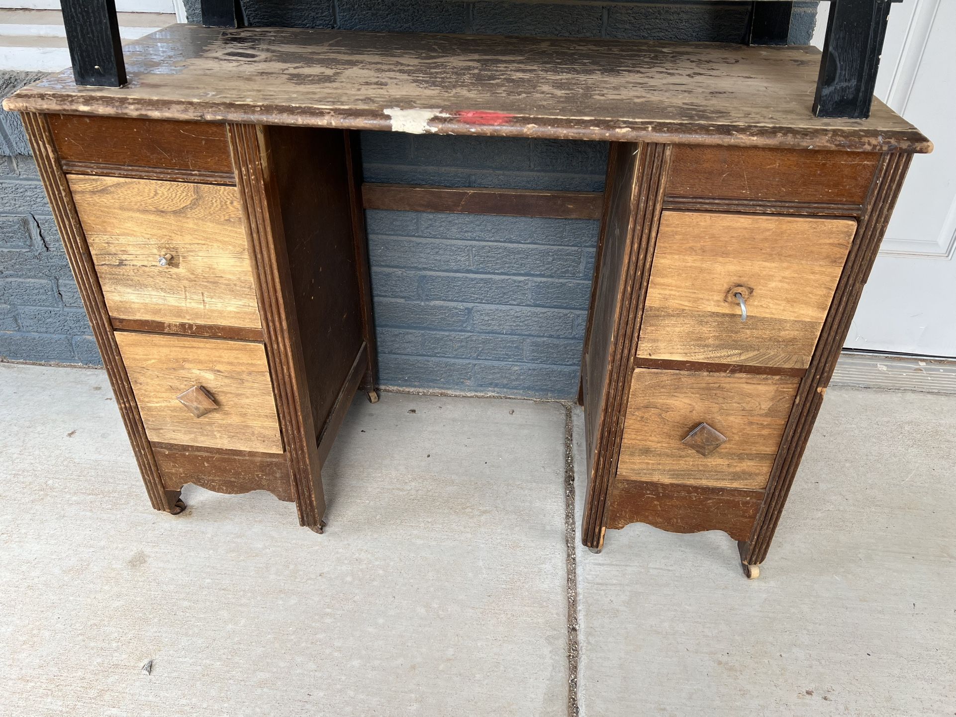 Solid Wood Desk Antique/Vintage