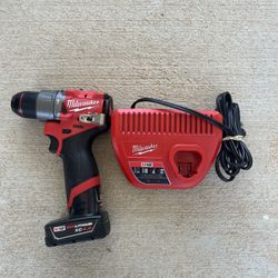 Milwaukee 3404-20 is the M12 FUEL 1/2-Inch Hammer Drill/Driver (Generation 3, W/ battery , like new , como Nuevo !