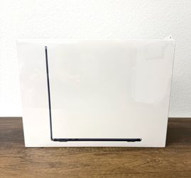13" MacBook Air M2 8 Core*256GB SSD*16GB RAM