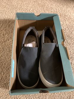 Youth Toms size 3