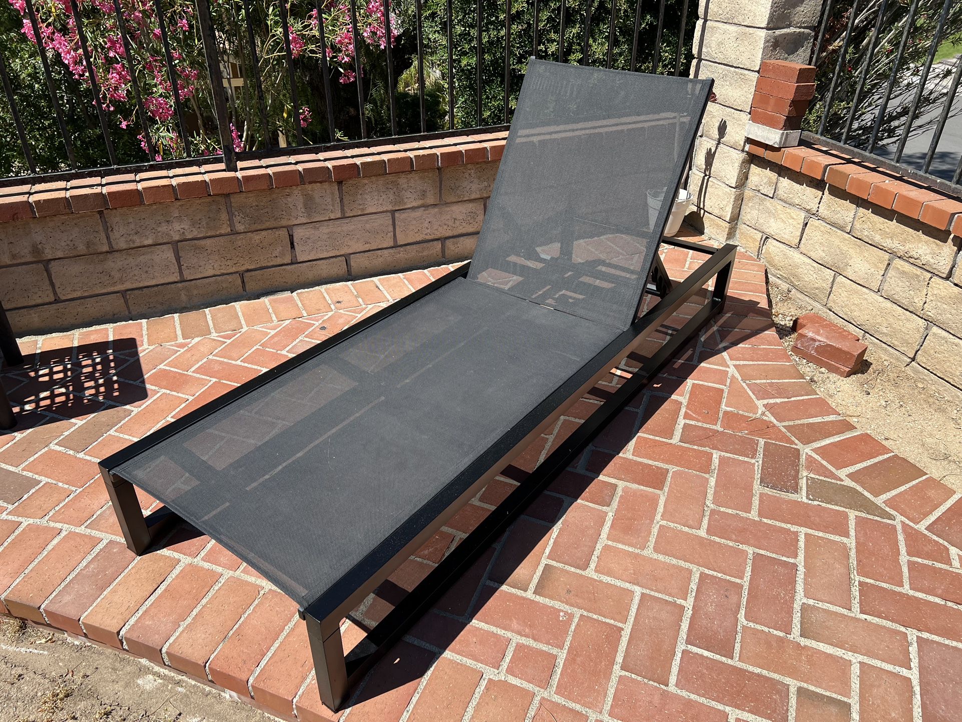 Long Outdoor Chaise Lounger With 3 Positions Reclining