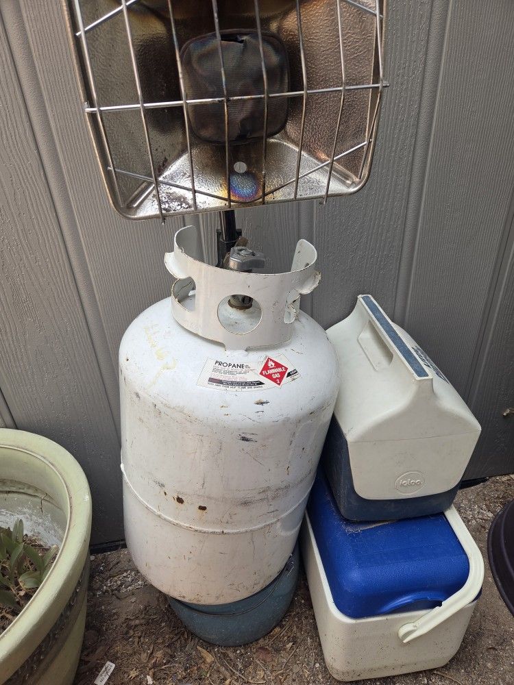 30 Gallon Propane Tank With Some Propane And Heater Attachment
