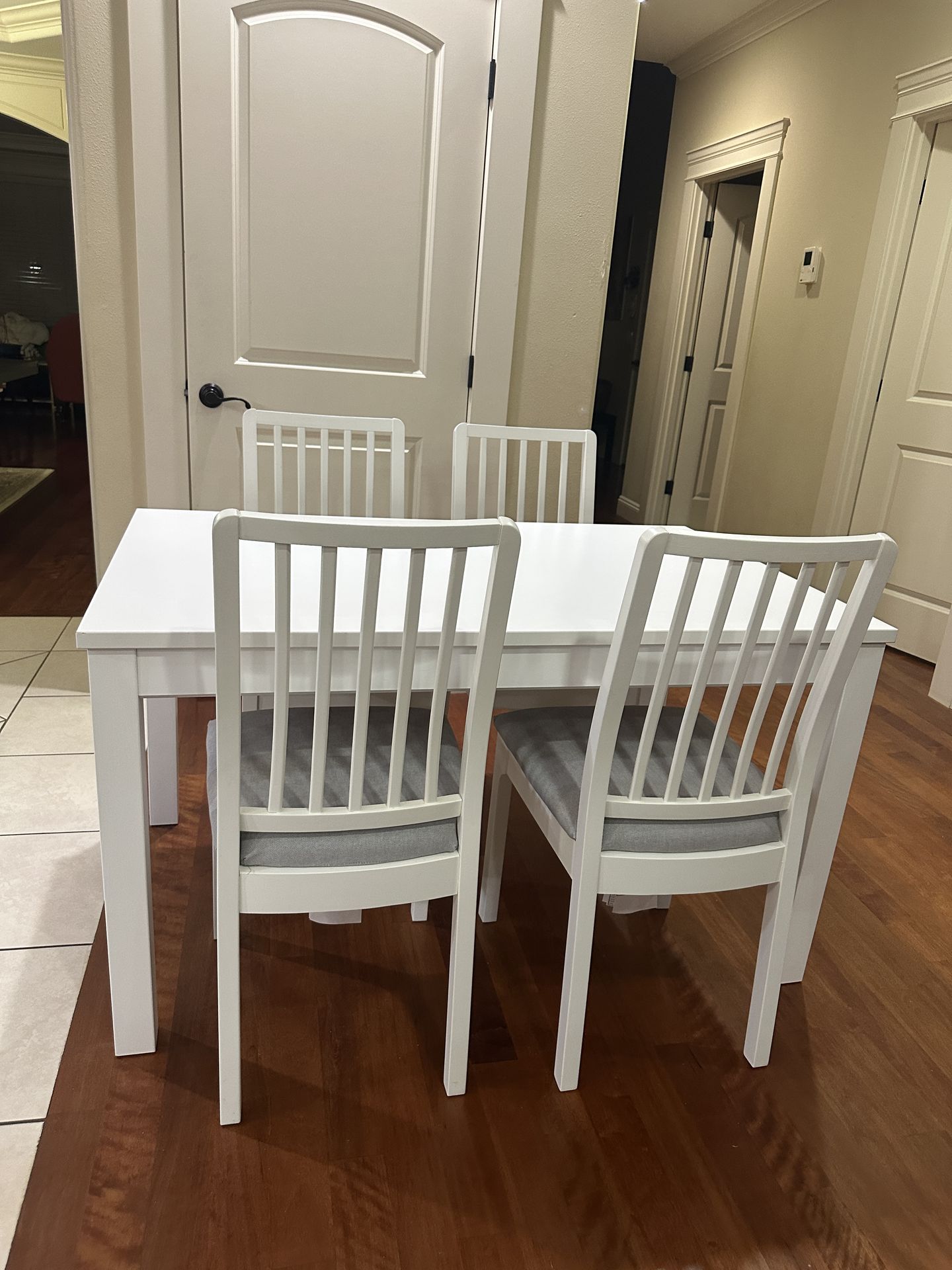 Simple Modern Extendable Dining Table and 4 Upholstery C