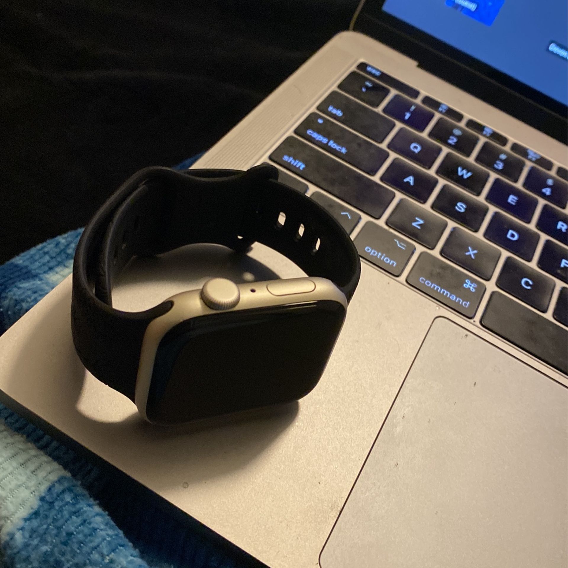 Apple Watch SE 44mm Aluminum Case