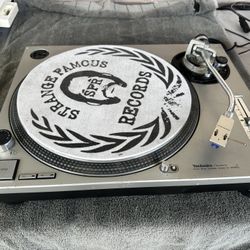 Technics Quartz SL-1200MK2 Direct Drive Turntable