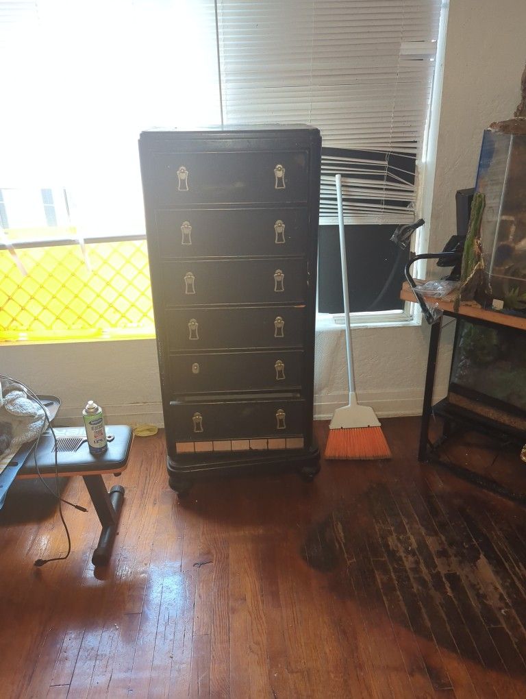 Swivel 6 Drawer Dresser With Mirror