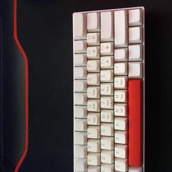 White Keyboard With Whit Cable