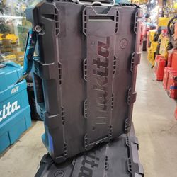 Makita
MAKTRAK Medium Tool Box