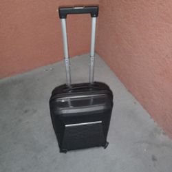 Gorgeous 4-Wheel Spinner Hard Shell Carry On Luggage 