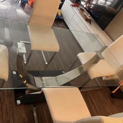 DINING ROOM TABLE In SILVER - Mesa De Comedor En Plateado