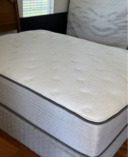 USED QUEEN SIZE BEAUTYREST PLUSH MATTRESS ONLY