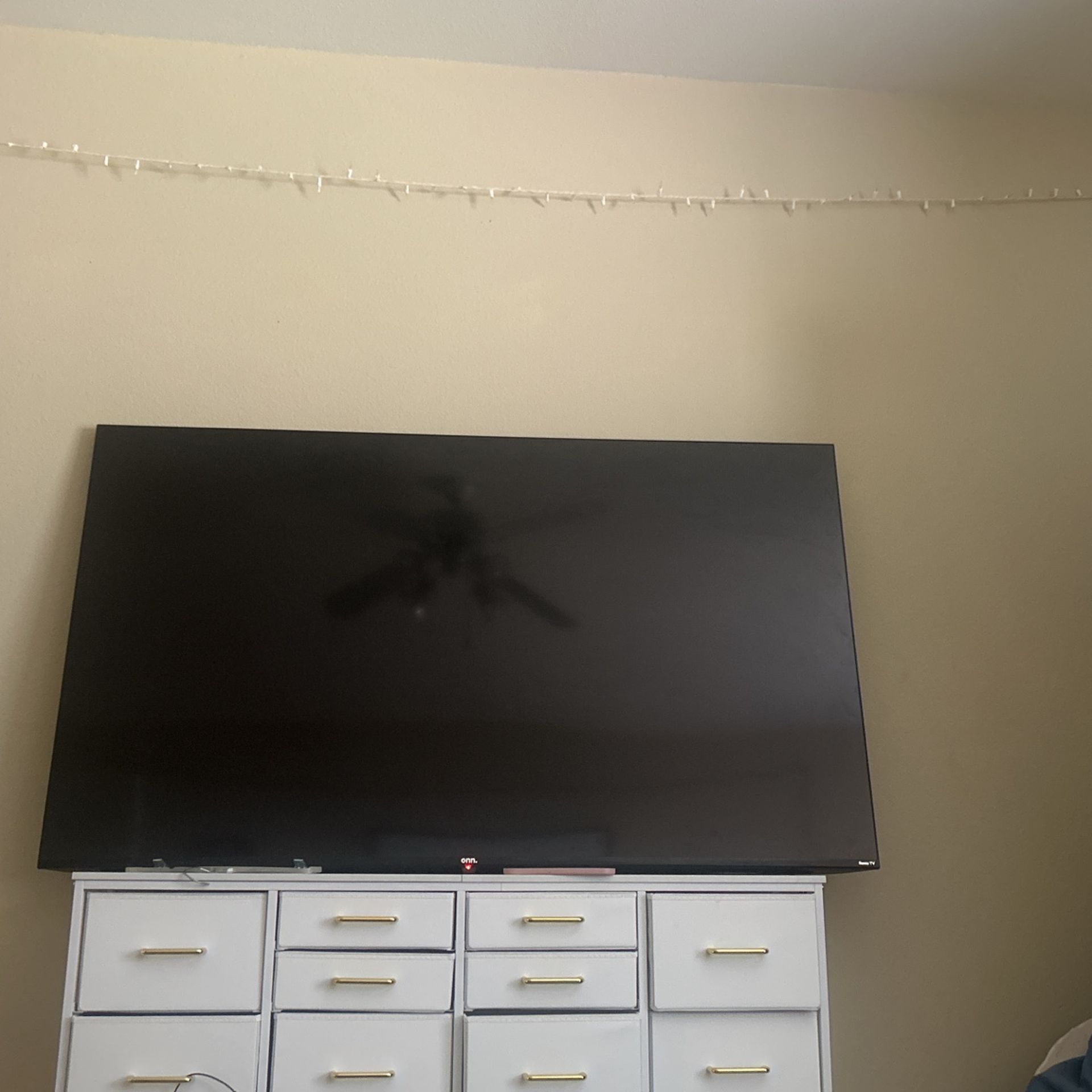 70” 4K ULTRA HD SURROUND AOUND ROKU SMART TV