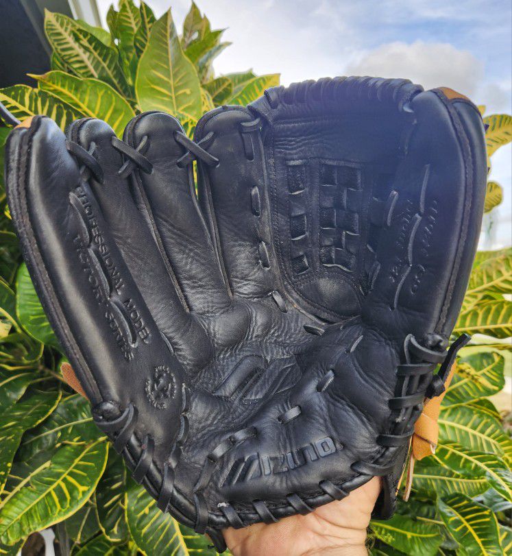 MIZUNO 12 .5 INCH SOFTBALL GLOVE VICTORY SERIES # GSP1251D IN VERY GOOD CONDITION LEFTHAND THROW 