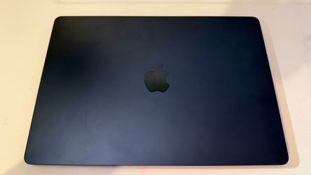 2025 Apple MacBook Air 15” M4 – Like New –