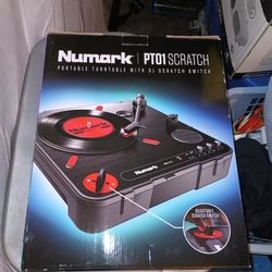 Numark PT 01 Portable Scratch Mixer + Two 7 Inch Battle Break Records 
