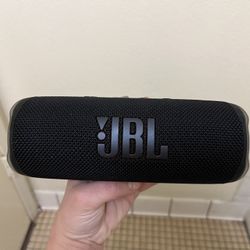 JBL Flip 6 Portable Waterproof Bluetooth Speaker. 