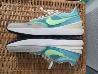 Women's NIKE Waffle shoes DC2533-401 size 11 excellent