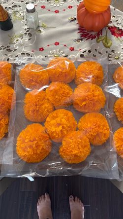 FlOWERS a packages of 10 for $15 and ONTARIO 🟠🌼👈