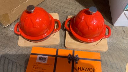 HAWOK Cast Iron Garlic Roaster set includes two pre-seasoned 3.94-inch mini cocottes and two custom-fit bamboo serving trays.