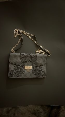 Bolso GUESS – Nuevo, Color Negro con Detalles Bordados