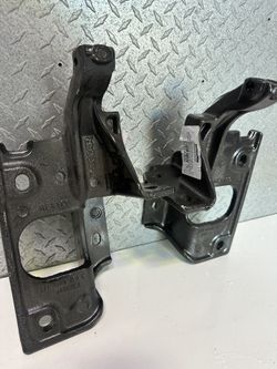 Peterbilt 579 bumper bracket