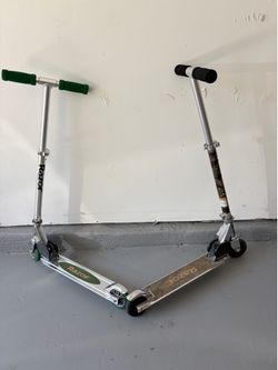 2 Razor Scooters – Good Condition