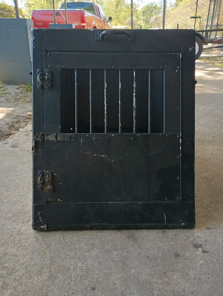 Dog Transport Kennel. Good Condition Paint Could Use Refreshing. Very Light Weight And Easy To Lift.