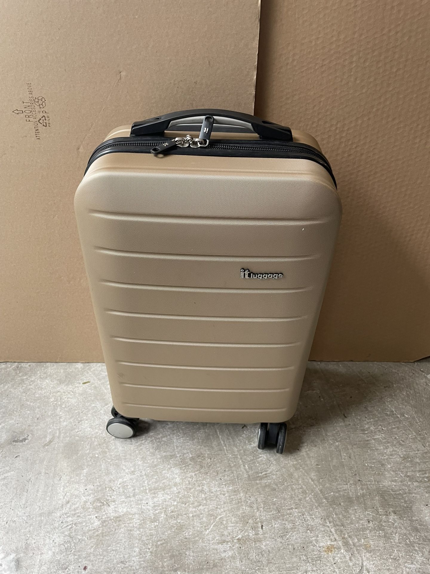 IT-Luggage 21”H X 13”W X 8”D In Good Condition. $20 Firm On Price