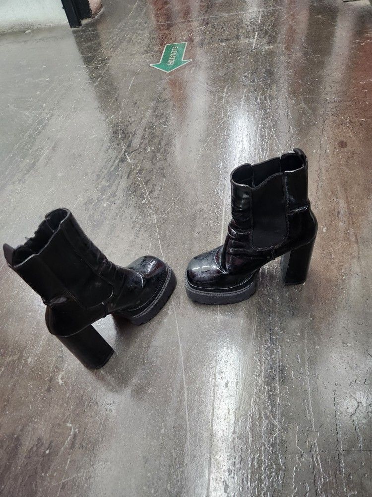 Size 7.5  Gently Used