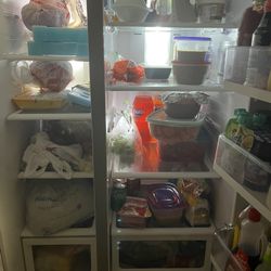 Samsung Refrigerator It's missing a drawer.