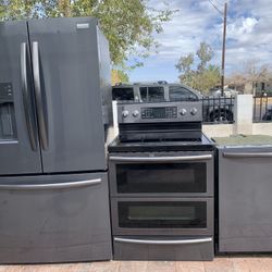 Black Stainless Kitchen set New Refrigerator. Stove & Dishwasher 