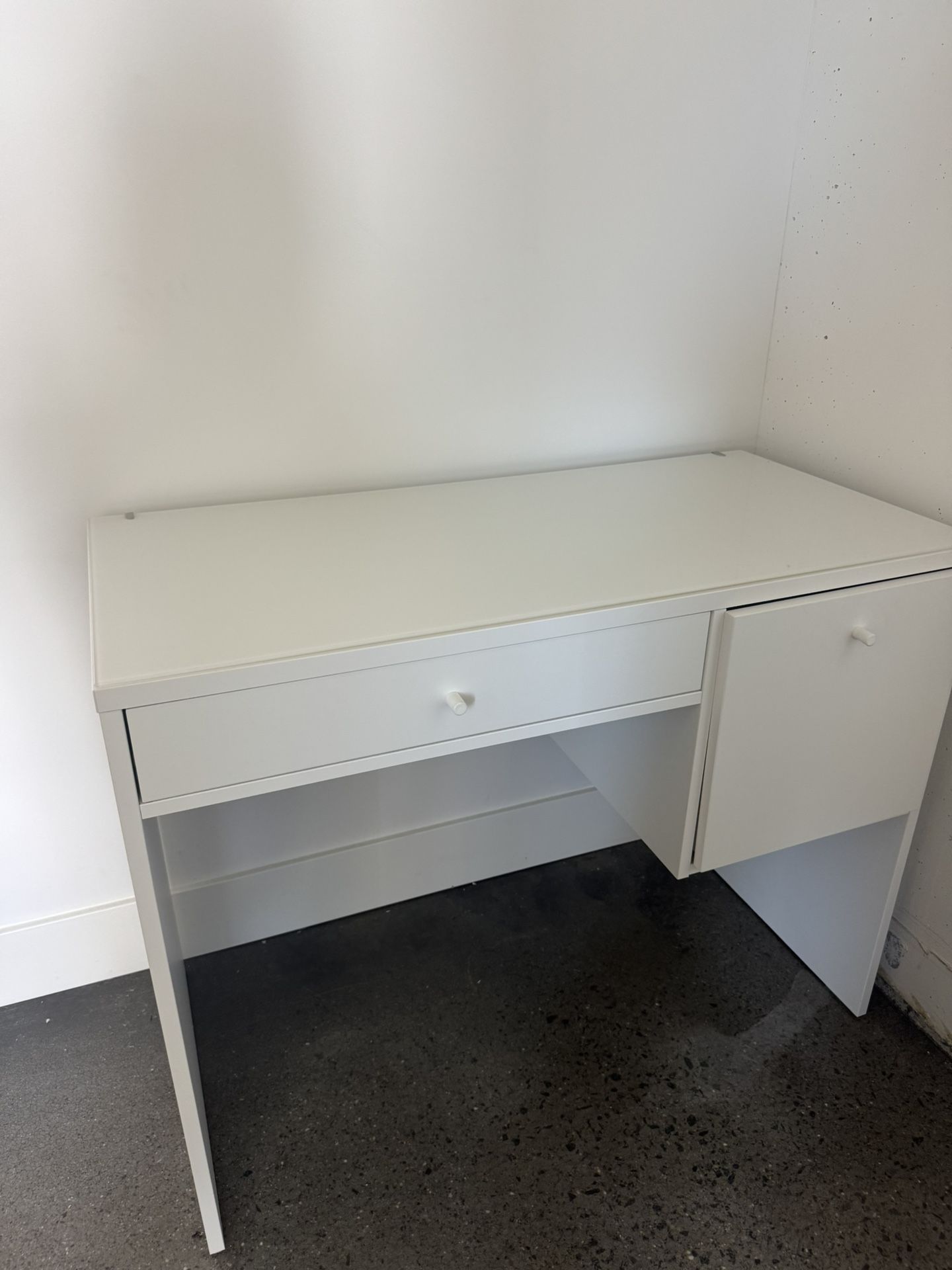 IKEA desk (SYVDE)