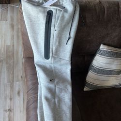 Men’s Nike Tech Pants XS