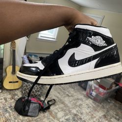 Black Jordan 1 Mid