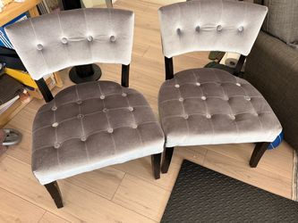 Set of 2 Gray Velvet Tufted Accent Chairs