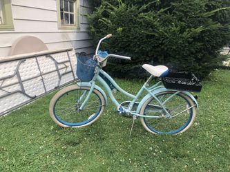 This is a Huffy Nel Lusso Cruiser Bike