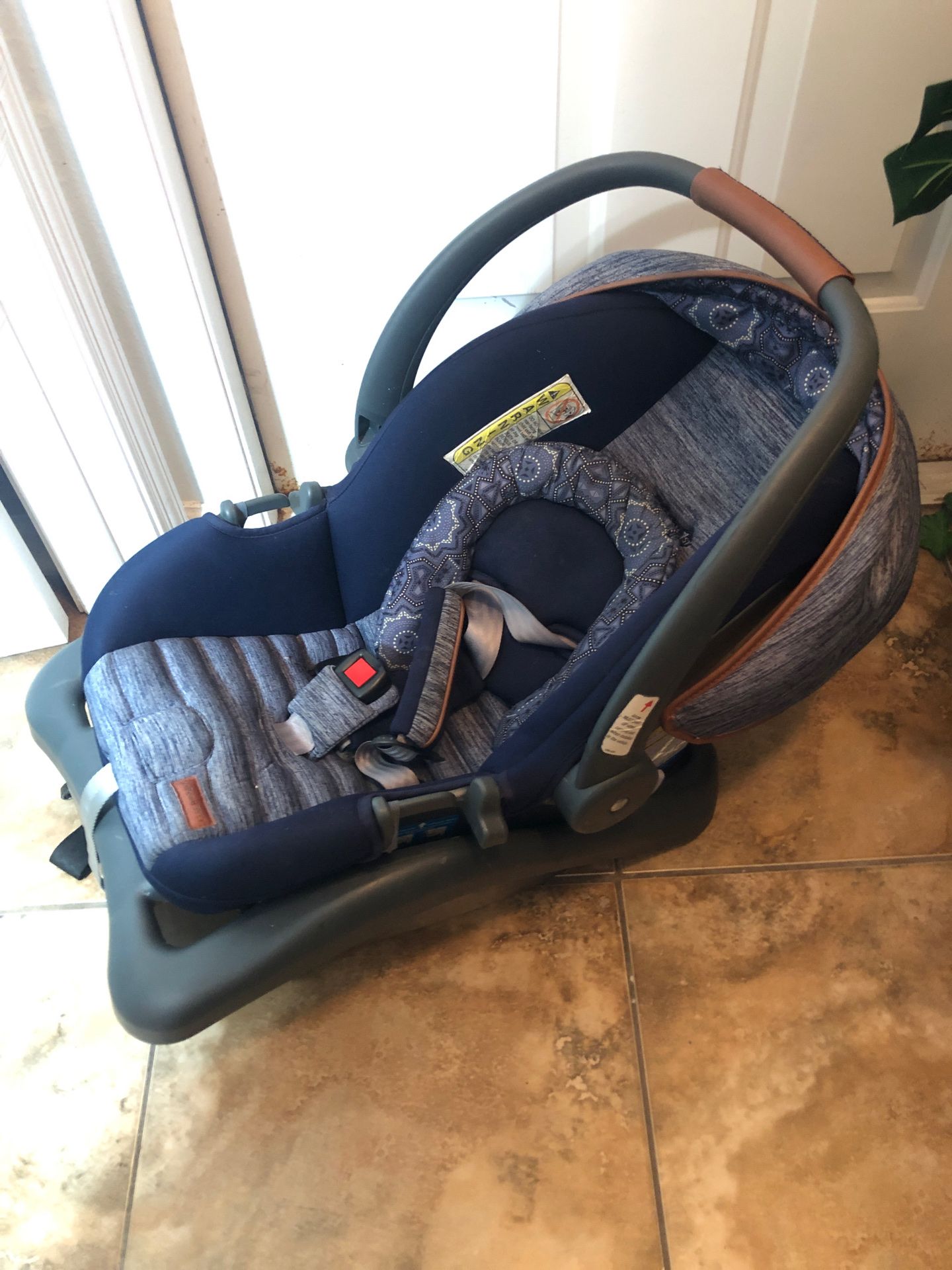 BABY CAR SEAT AND BASE